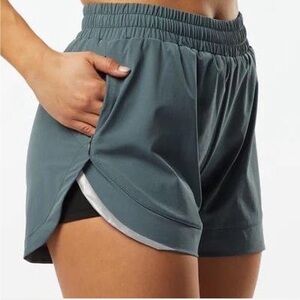 Alphalete NWOT Varsity Stride High Rise Women’s Shorts Porcelain Grey Size Small